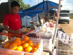 Buah-buahan Segar Diburu TKA di Morosi, Pedagang Raih Omset Jutaan