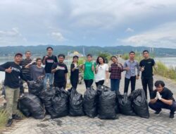 Refleksi Sumpah Pemuda, GMKI Kendari Bersihkan Sampah di Area Masjid Al Alam