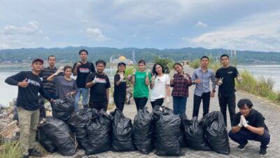 Refleksi Sumpah Pemuda, GMKI Kendari Bersihkan Sampah di Area Masjid Al Alam