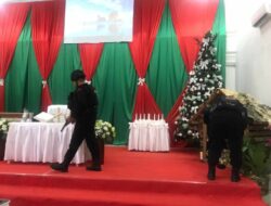 Tim Jibom Gegana Brimob Polda Sultra Sterilisasi Gereja Jelang Malam Natal