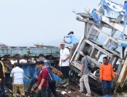 Puluhan Bangkai Kapal di Teluk Kendari Dibongkar