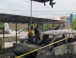 Diparkir Depan Ruko, Mobil Milik Warga di Kendari Tiba-tiba Terbakar