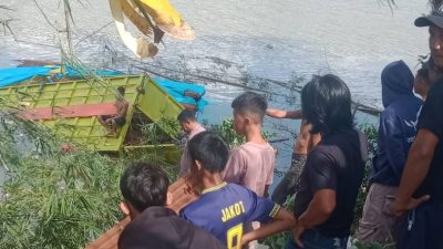 Rem Blong, Truk Tabrak Kios dan Rumah Lalu Terjun ke Sungai Konaweeha