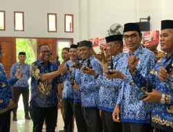 Percepat Koordinasi, Pemkab Mubar Bagikan HT ke Camat, Lurah dan Kades