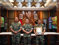 Kasad Beri Penghargaan Babinsa Kodim 1417 Kendari yang Juara Dunia Kempo