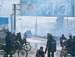 Polisi Vs Massa Bentrok di Pertigaan Kampus UHO Kendari, Lalu Lintas Macet