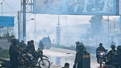 Polisi Vs Massa Bentrok di Pertigaan Kampus UHO Kendari, Lalu Lintas Macet