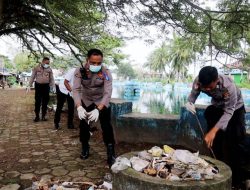 Polres Buton Bersama Warga Bersihkan Sampah
