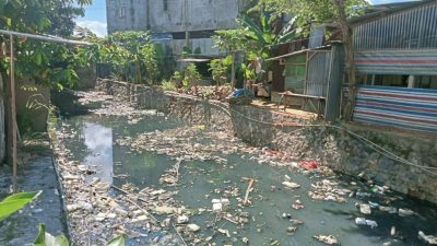 Salah Satu Sungai di Kendari Ini Dipenuhi Sampah Plastik dan Berbau Busuk