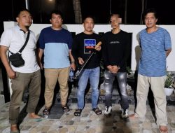 Tiga Pria yang Bawa Parang saat Demo di Kejati Sultra Diamankan Polisi