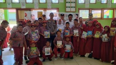 Peduli Literasi, Polsek Asera Bagikan Ratusan Buku ke Siswa SD