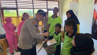 Momen Kapolres Konut Bagikan Buku ke Pelajar di Pulau Labengki