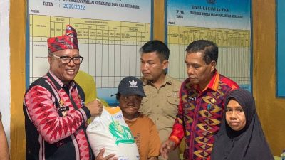 Pemkab Mubar-Perum Bulog Salurkan 89.650 Kg Beras ke Warga Miskin