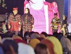 Kala Pj Gubernur jadi Model Pamerkan Batik Khas Sultra di Istana Negara