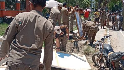 Satpol PP Kota Kendari Tertibkan APK Parpol yang Melanggar Aturan