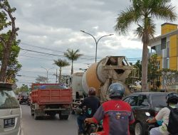 Aktivitas Kendaraan Besar di Kendari Membahayakan Pengguna Jalan Lain