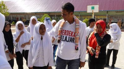 Kisah Leni Siswi Yatim Piatu di Wakatobi Jalan Kaki 14 Km Demi Bisa Sekolah