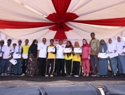 Pj Gubernur Sultra Serahkan Beasiswa ke 112 Siswa Kurang Mampu di Mubar