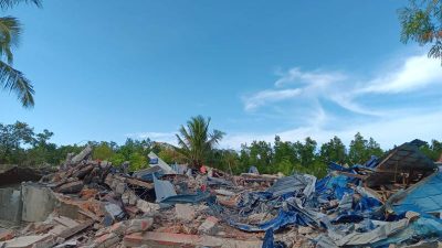 Pemkot Bongkar Bangunan Permanen di Sekitar RM Kampung Bakau Kendari