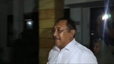 Sambil Tersenyum Tipis Burhanuddin Keluar dari Ruang Penyidik Kejati Sultra