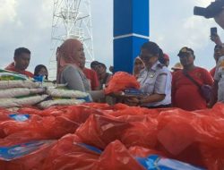 Syahbandar Molawe Bagikan Paket Sembako dan Daging ke Warga
