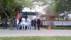 Massa Demo di Kantor Bupati Mubar, Desak Jln Lawada-Lakalamba Diperbaiki
