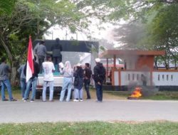 Massa Demo di Kantor Bupati Mubar, Desak Jln Lawada-Lakalamba Diperbaiki