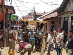 Pemprov Gotong Royong Bersihkan Rumah Warga Korban Banjir Kendari