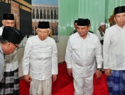 Momen Wakil Presiden RI Salat Tarawih Bersama Masyarakat Kota Kendari