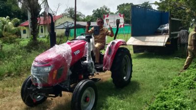 SMKN Pertanian Konawe Terima Traktor Roda 4 dari Dikbud Sultra