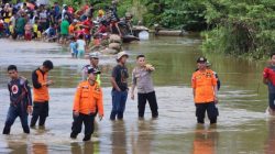 Poros Konut-Morowali Masih Terendam Banjir, Pengendara Terpaksa Pakai Rakit
