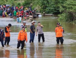 Poros Konut-Morowali Masih Terendam Banjir, Pengendara Terpaksa Pakai Rakit