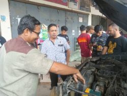 Mobil Warga di Depan Kampus UHO Kendari Dibakar OTK