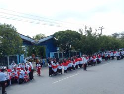 Dikbud Sultra dan Ratusan Siswa SMA SMK Bagikan Bendera Merah Putih ke Warga