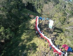 Merah Putih 79 Meter Membentang di Puncak Lambusango, Sulawesi Tenggara