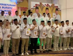 Gerindra Serahkan B1-KWK ke Paslon Kepala Daerah di Sultra, Ini Daftarnya