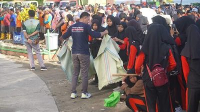 Dipimpin Pj Bupati Kolut, Ribuan Pelajar Bersihkan Masjid Agung-Bypass Lasusua