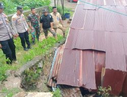 Satu Rumah Warga Kolaka Tertimpa Longsor