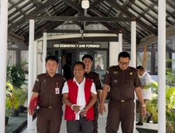 Senyum Tersangka Korupsi Dana PEN di Buton Utara saat Diserahkan ke JPU