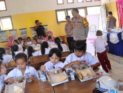 Dukung Program Presiden, Polres Konut Bagikan Makanan Bergizi Gratis ke Siswa SD