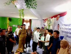 Wakil Ketua Komisi II DPR RI Serahkan 73 Sertifikat Tanah ke Warga Kolut Program PTSL BPN