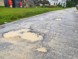 BTN Padat Penduduk, Jalan di Lorong Embun Kendari Rusak Parah Akibat Tak Ada Drainase