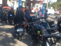 Motor Thunder Kuasai SPBU H. Karim, Warga Baubau Keluhkan Antrean Panjang
