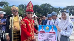 Gubernur Andi Sumangerukka Serahkan Beasiswa dan Seragam Gratis untuk Pelajar Kolaka