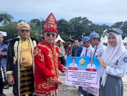Gubernur Andi Sumangerukka Serahkan Beasiswa dan Seragam Gratis untuk Pelajar Kolaka